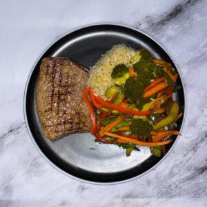 bife con arroz integral y mix de vegetales