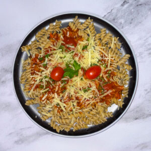 fideos integrales con salsa de tomate